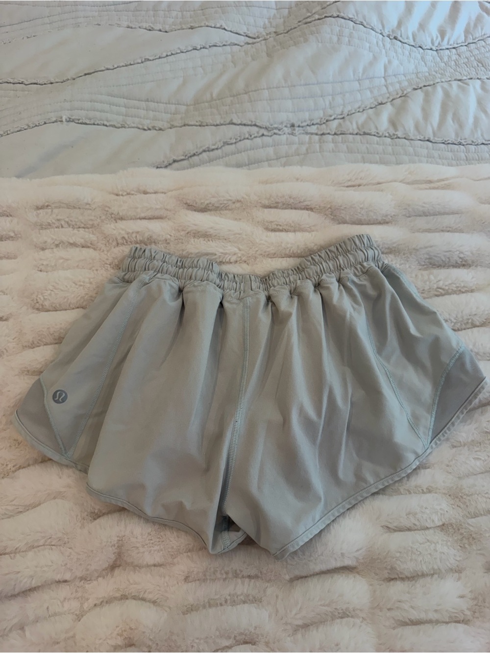Lululemon Hotty Hot Low-Rise Lined Short 2.5” - Picture 2 of 3